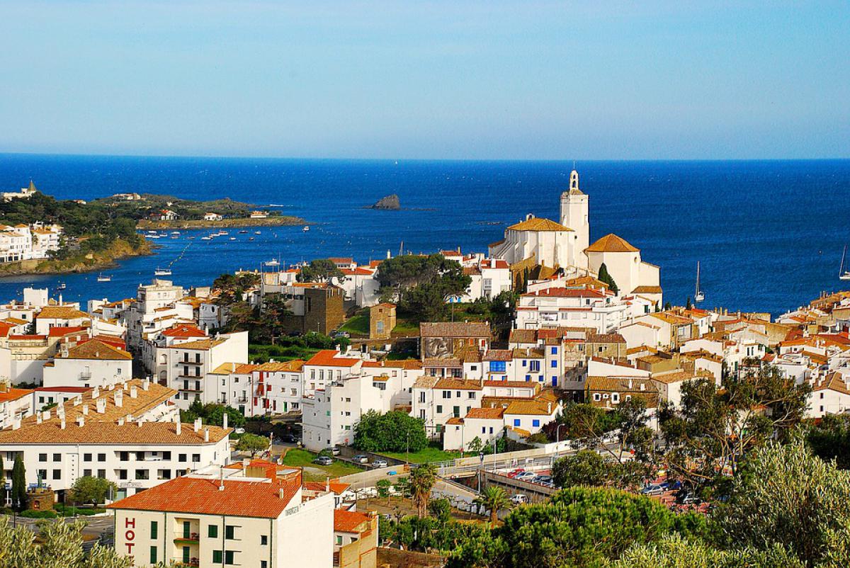 Cadaqués est connue pour ses maisons blanches et comme la ville d'adoption du peintre Dalí