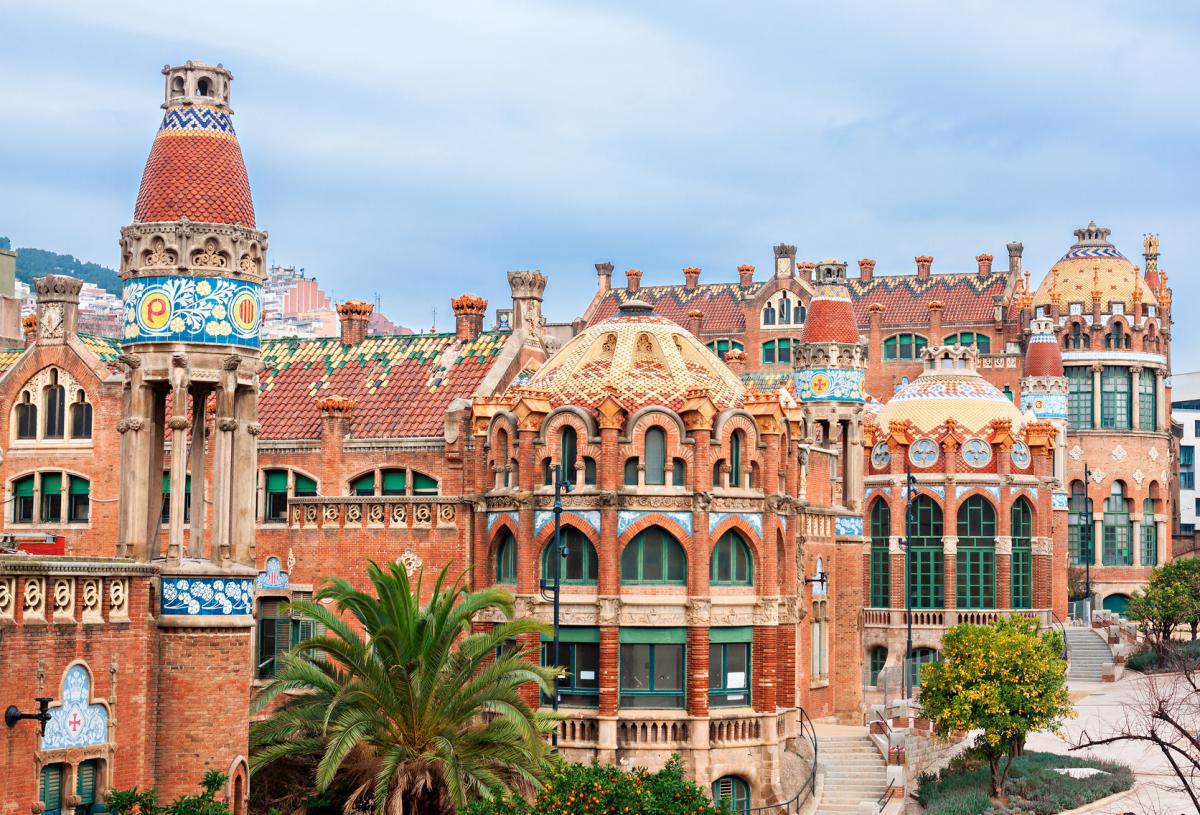 La spettacolare bellezza modernista dell'Hospital de Sant Pau è un altro dei grandi richiami del quartiere