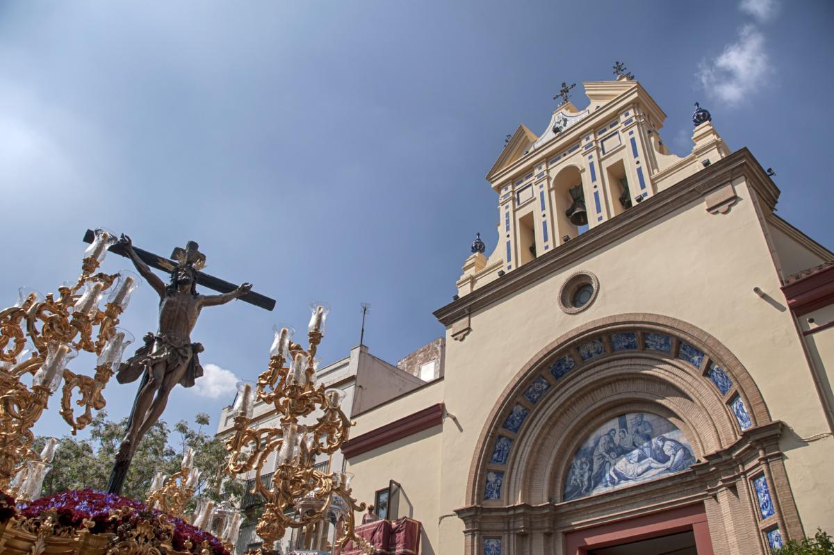 La Pasqua sivigliana va oltre il sentimento religioso: la bellezza scultorea delle processioni insieme all'insuperabile scenario delle sue strade creano stampe uniche