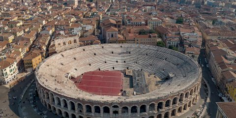 Parkeren bij de Arena di Verona voor het Arena Opera Festival 2022
