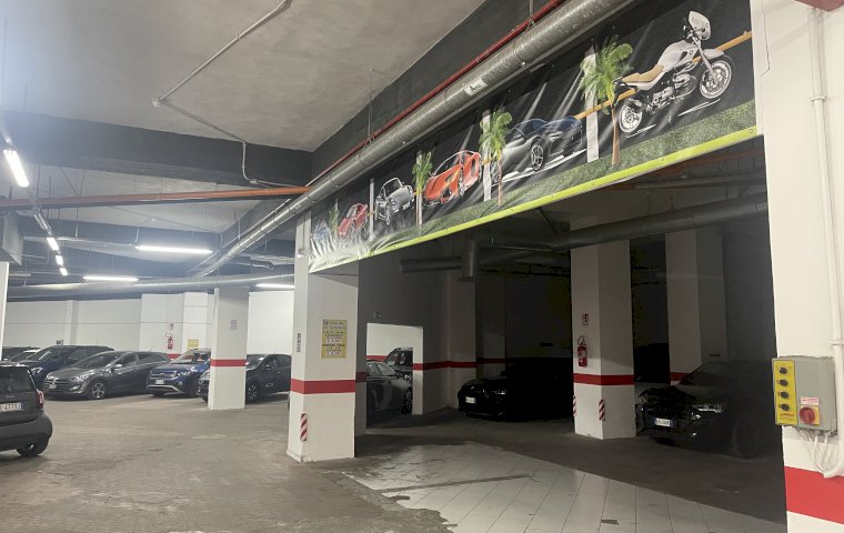 Parking De Gasperi: interior