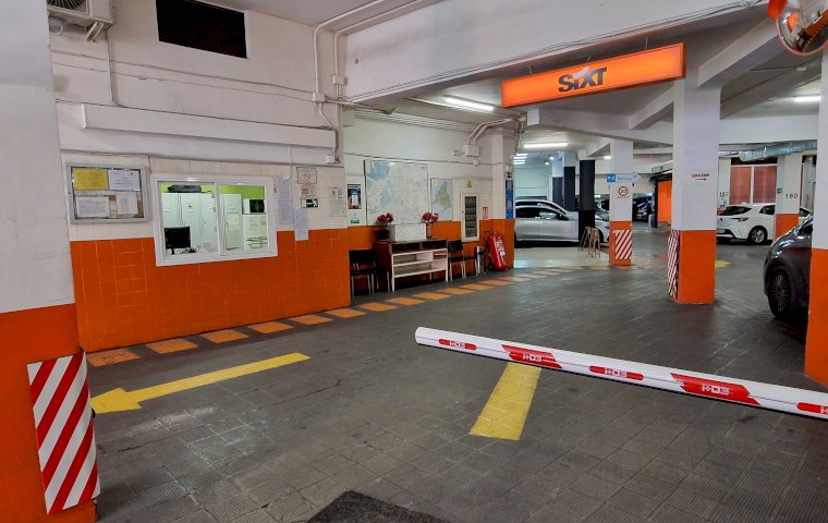Parking Garage Ronda de Atocha: entrance