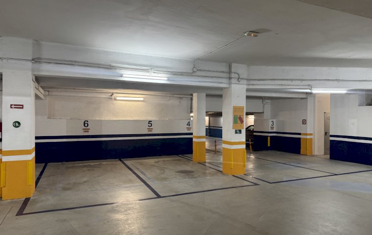 Parking Furgo Casp 83: spaces
