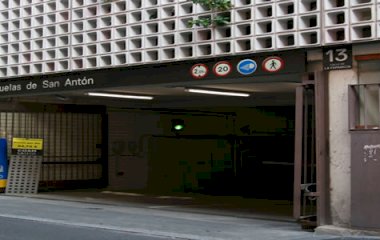 Prenota un posto nel parcheggio Escuelas Pías san Antón