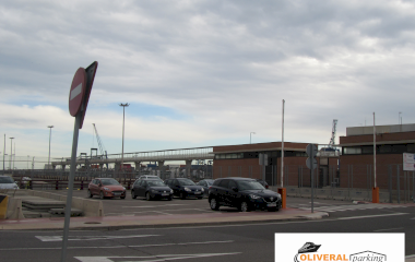 Buch einen Parkplatz im Oliveral Cruceros Parkplatz.