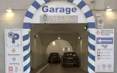 Book en plads i Garage Medici Firenze parkeringsplads