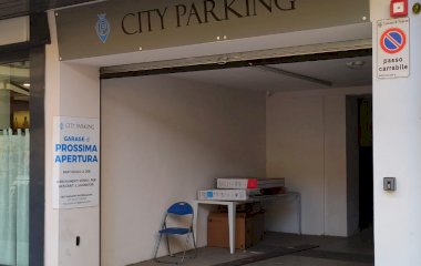 Buch einen Parkplatz im Garage Venezia Parkplatz.