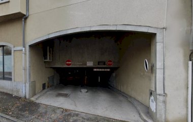 Buch einen Parkplatz im Zenpark Mairie Ambérieu - Aristide Briand Parkplatz.