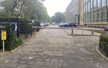 Buch einen Parkplatz im ParkBee President Kennedylaan Parkplatz.