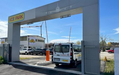 Buch einen Parkplatz im VCE Park - Shuttle Parkplatz.