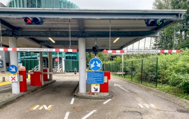 Buch einen Parkplatz im ParkBee World Fashion Centre Parkplatz.