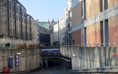 Buch einen Parkplatz im Indigo Basilique Parkplatz.