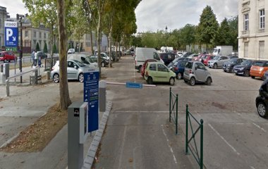 Buch einen Parkplatz im Indigo Joffre Ecole Militaire Parkplatz.