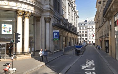 Buch einen Parkplatz im Indigo Haussmann Printemps Parkplatz.