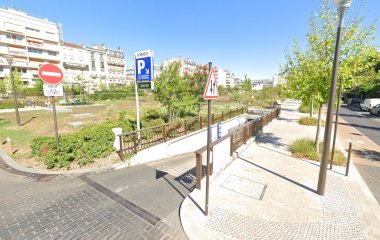 Book en plads i Indigo Marigny Château parkeringsplads