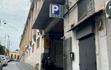 Buch einen Parkplatz im Vittorio Emanuele Parkplatz.