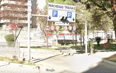 Buch einen Parkplatz im SABA Tribunale Cosenza Parkplatz.