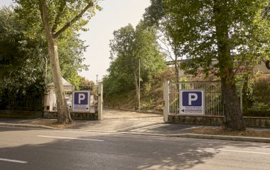 Buch einen Parkplatz im Aeroporto Facile Firenze Parkplatz.
