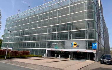 Book en plads i Parke und Fliege Frankfurt Airport - Shuttle parkeringsplads