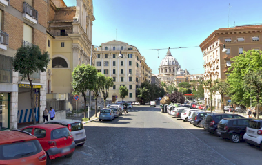 Buch einen Parkplatz im San Pietro Parkplatz.