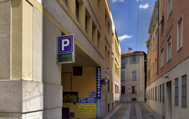 Buch einen Parkplatz im Car Central Parking Parkplatz.