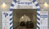 Hoved Book en plads i Garage Medici Firenze parkeringsplads: Hoved