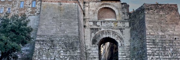 Se garer près de: Arc étrusque