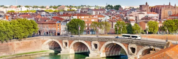 Parkering i nærheden af Pont Neuf i Toulouse