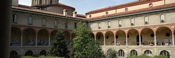 Parking cerca de Museo Nacional de la Ciencia y la Tecnología "Leonardo da Vinci"