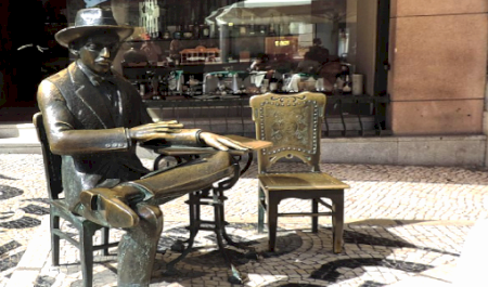 Statue of Fernando Pessoa and Café A Brasileira, Lisbon